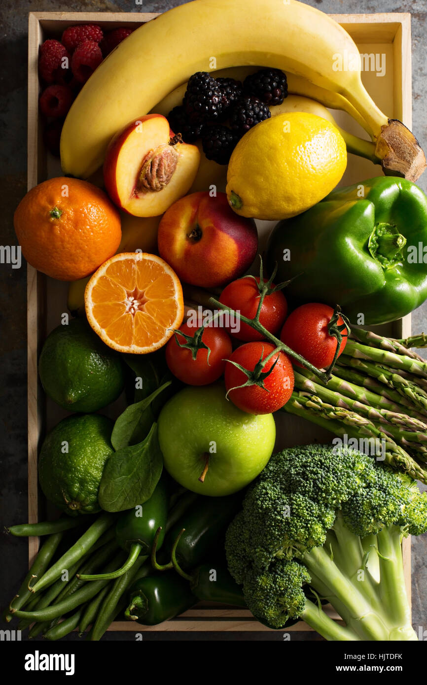 Frischem bunten Gemüse und Obst Stockfoto