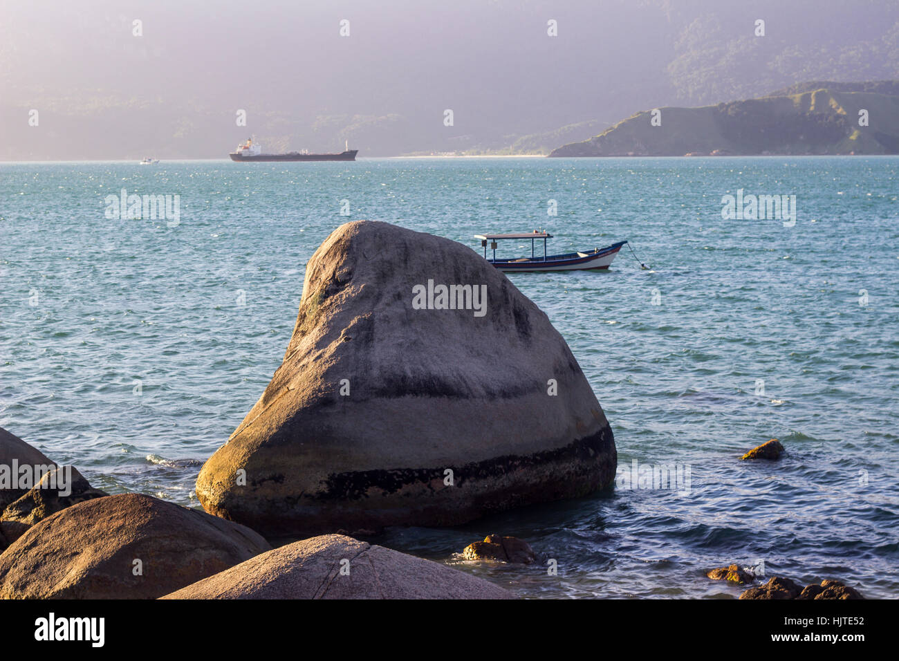 Ilhabela, Bundesstaat Sao Paulo, Brasilien, Fischerboot in der Nähe von Praia Grande an einem Sommernachmittag Stockfoto