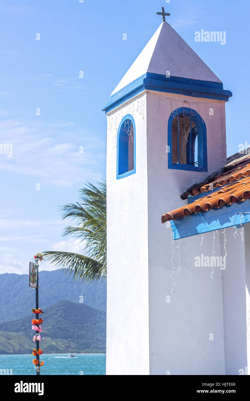 Ilhabela, Bundesstaat Sao Paulo, Brasilien, der Kolonialstil erbaute Kirche am Praia Grande Stockfoto