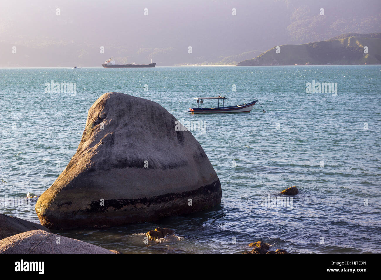 Ilhabela, Bundesstaat Sao Paulo, Brasilien, Fischerboot in der Nähe von Praia Grande an einem Sommernachmittag Stockfoto