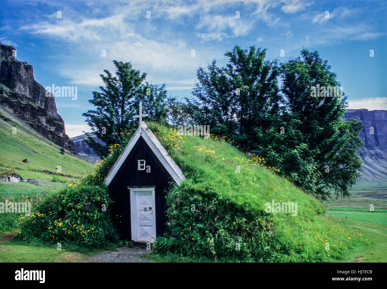 Historische Nupsstakrakirkja, Rasen Kirche in Fljotshverfi, in Island, Sommer, Europa, Nordic Torf Häuser Sommer Pfarrei außerhalb kirkja Stockfoto