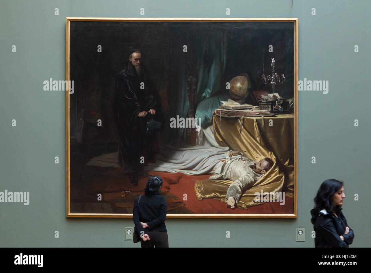 Besucher vor dem Gemälde Seni am toten Körper von Wallenstein (1855) von deutschen Historienmaler Karl von Piloty in der neuen Pinakothek (Neue Pinakothek) in München, Bayern, Deutschland angezeigt. Italienische Astrologe Giovanni Battista Seni dargestellt, die Leiche von Albrecht von Wallenstein nach dem Attentat auf 25. Januar 1634 betrachten, wie es vom deutschen Autor Friedrich Schiller das Drama Wallensteins Tod (Familienmotto Tod) beschrieben wurde. Stockfoto