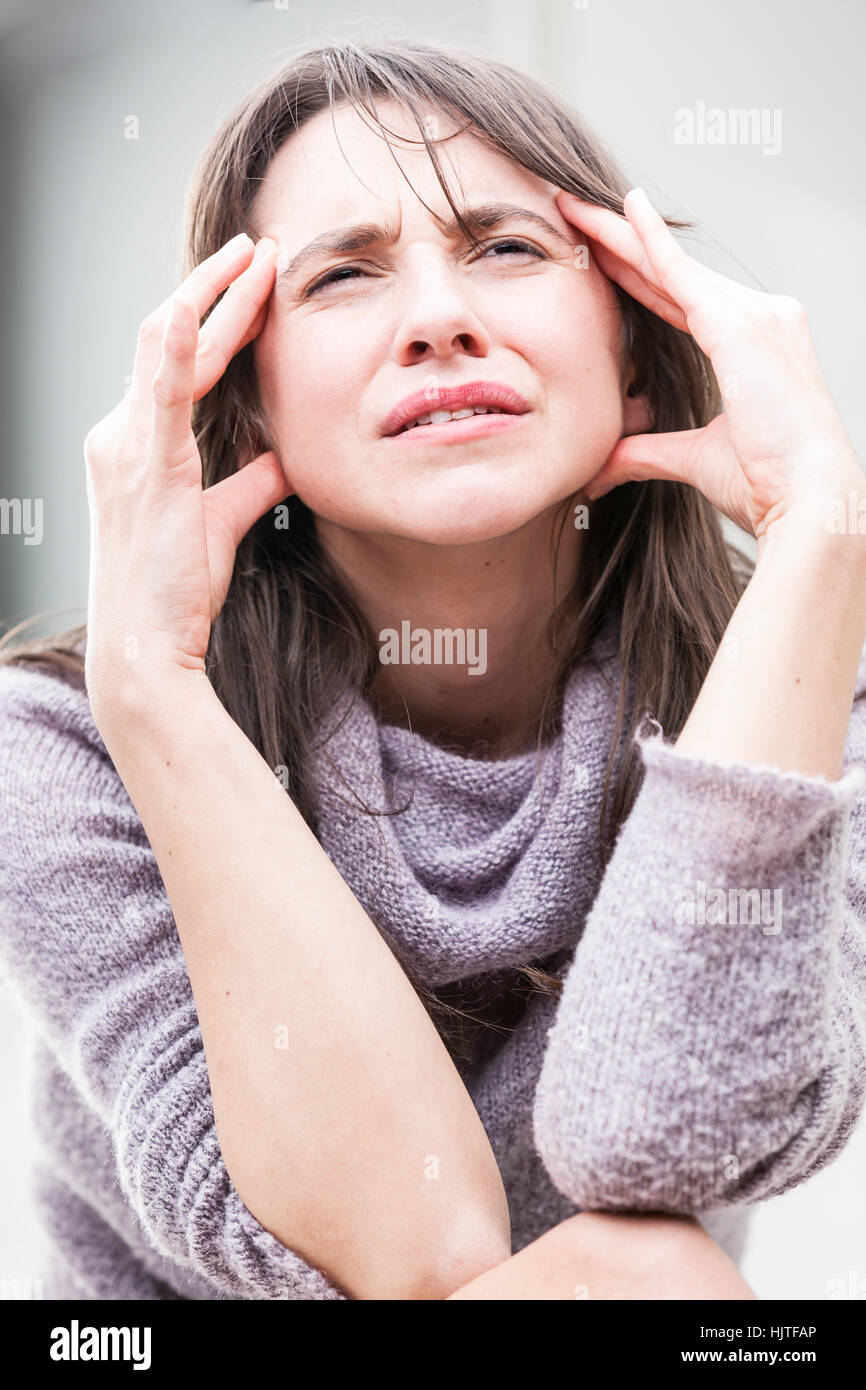 Frau hat eine starke Kopfschmerzen oder Schnupfen Stockfoto