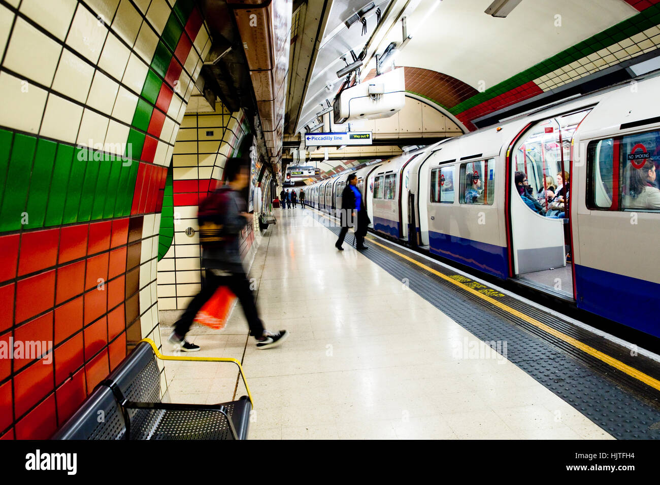 Blick auf die Londoner U-Bahn u-Bahn Piccadilly Line mit dem Zug am ...