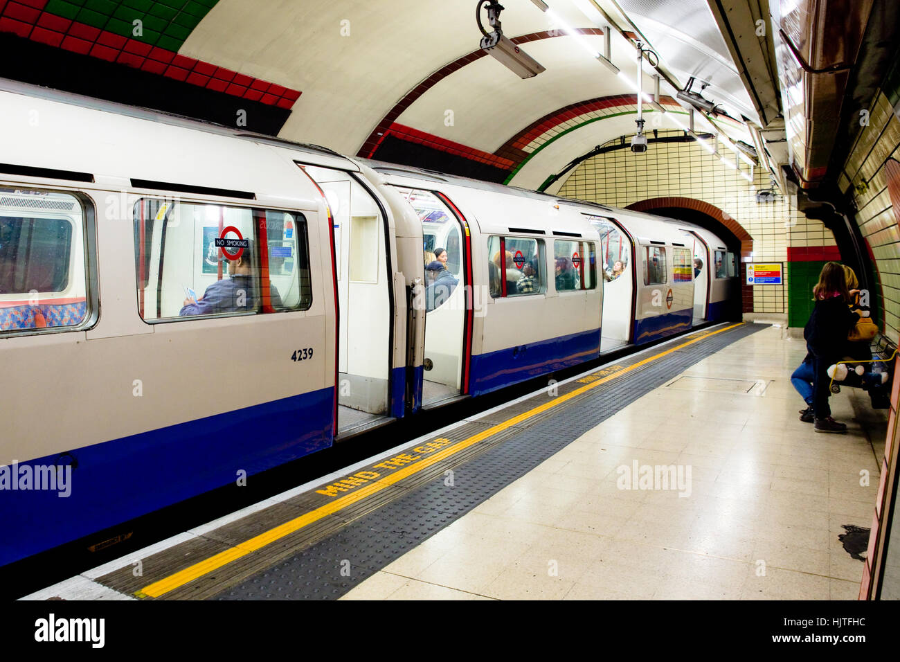 Blick auf die Londoner U-Bahn u-Bahn Piccadilly Line mit dem Zug am Bahnsteig. Stockfoto