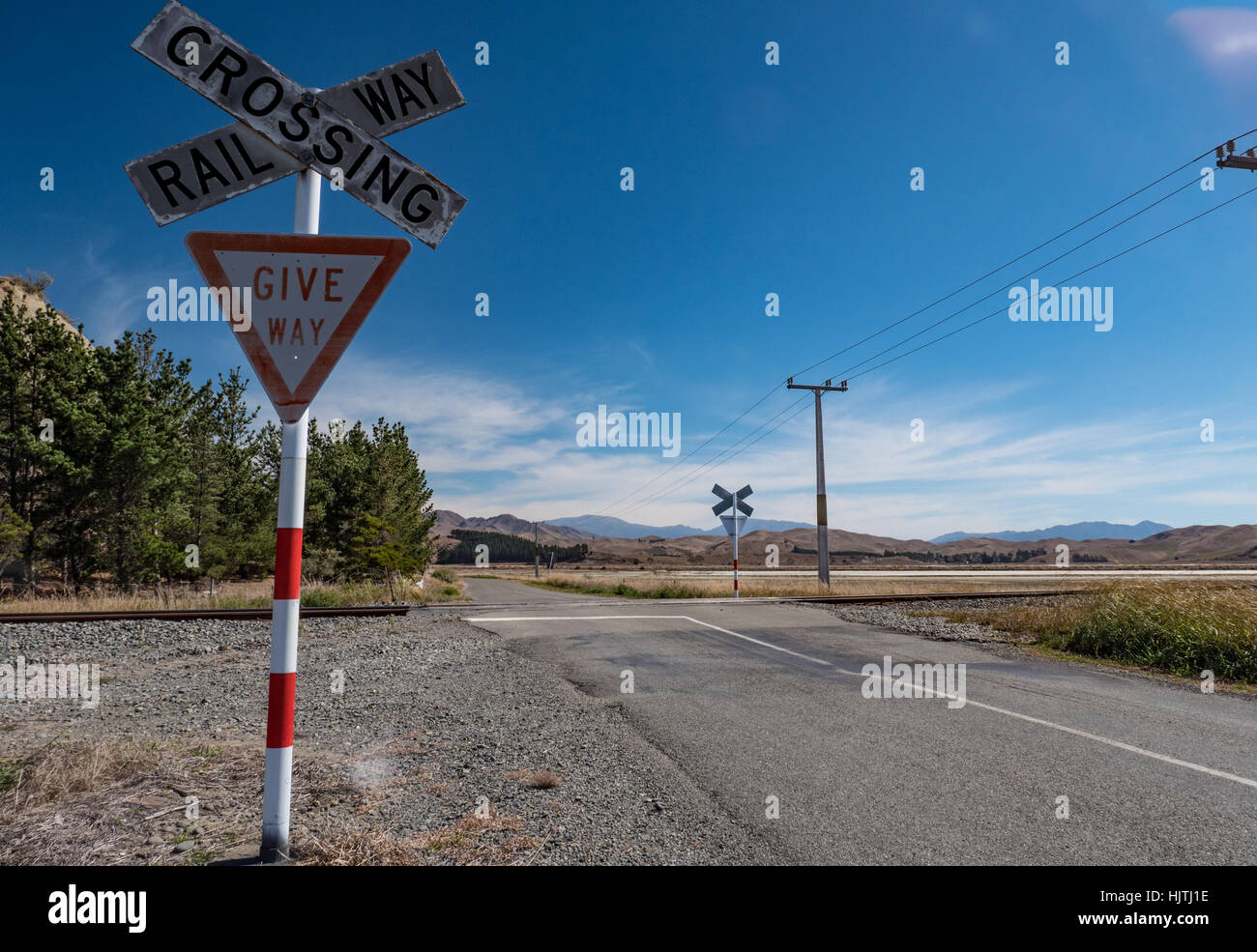 Bahnübergang und Vorfahrt unterzeichnen, Südinsel, Neuseeland Stockfoto
