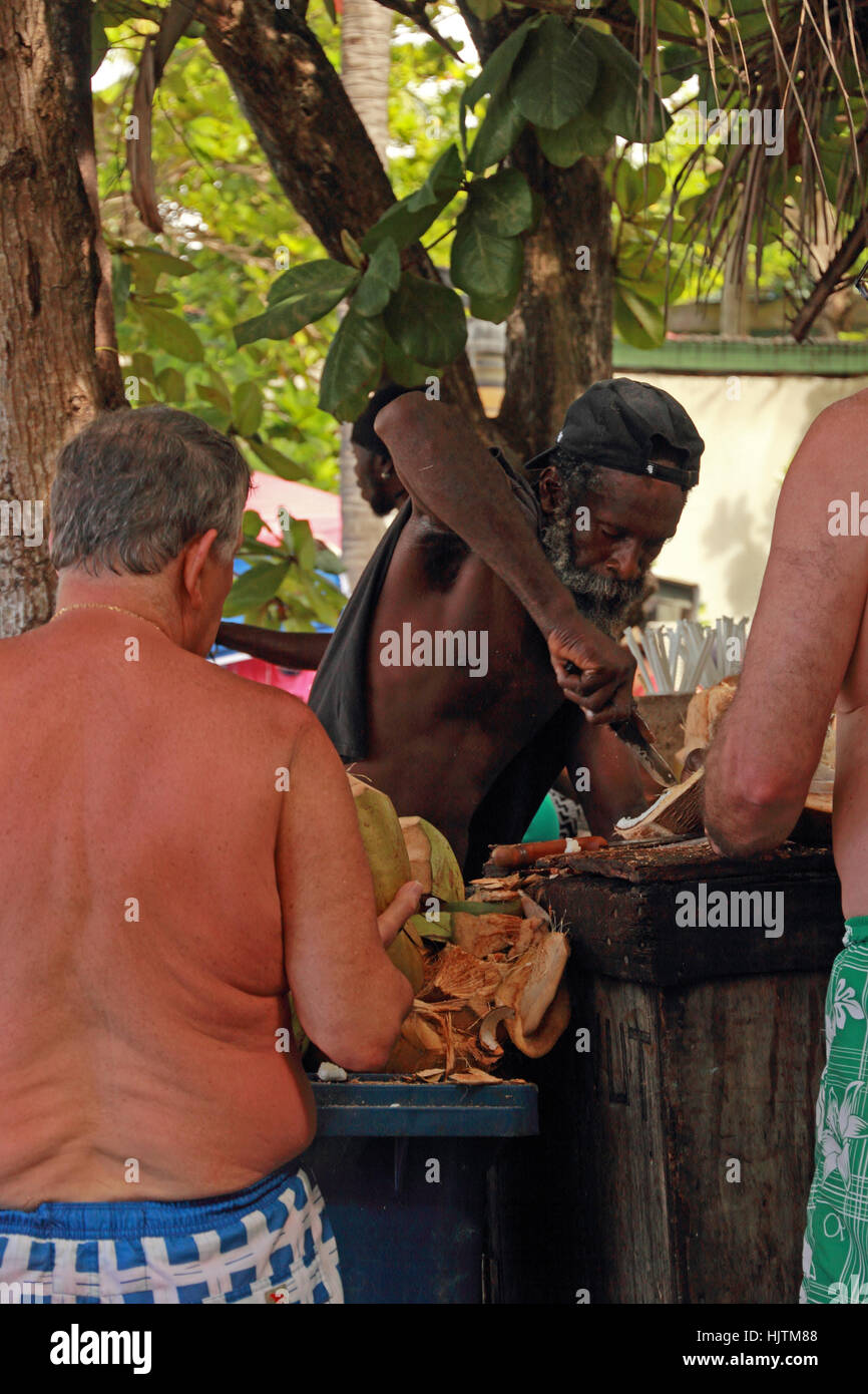 Einheimischen Touristen, Tortola Kokosnüsse vorbereiten Stockfoto