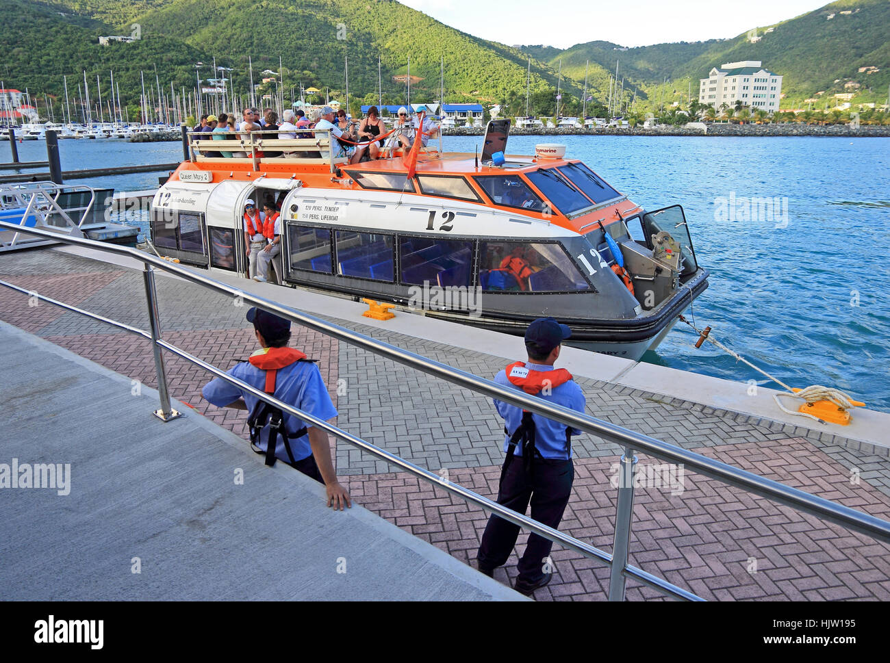Ausschreibungen für Cunard Zwischenlage Königin Victoria Überführung Passagiere vom Ufer aus zu versenden, Tortola Stockfoto