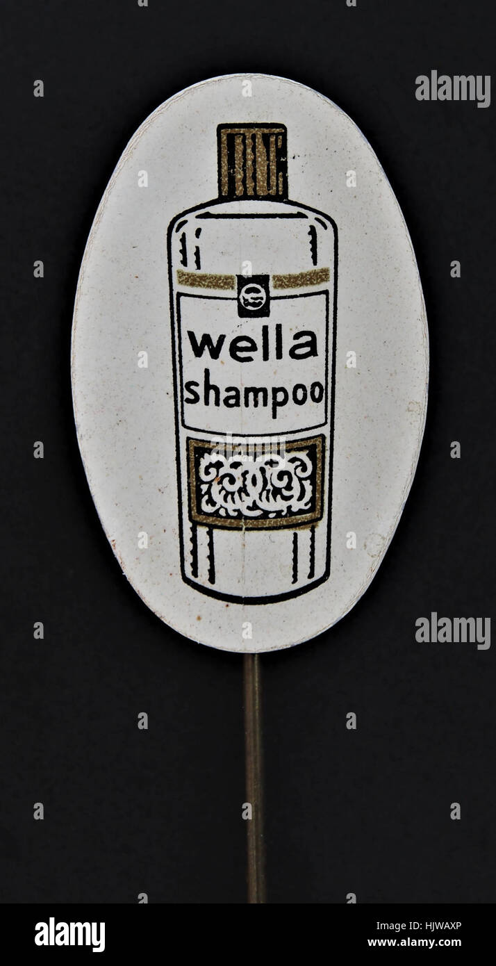 Die Wella Shampoo Advertising Pin ist ein Vintage-Werbeartikel, der von Wella, einer internationalen Shampoo-Marke, verwendet wird. Es zeigt historische Werbetechniken, die im 20. Jahrhundert in der Haarpflegebranche verwendet wurden. Stockfoto