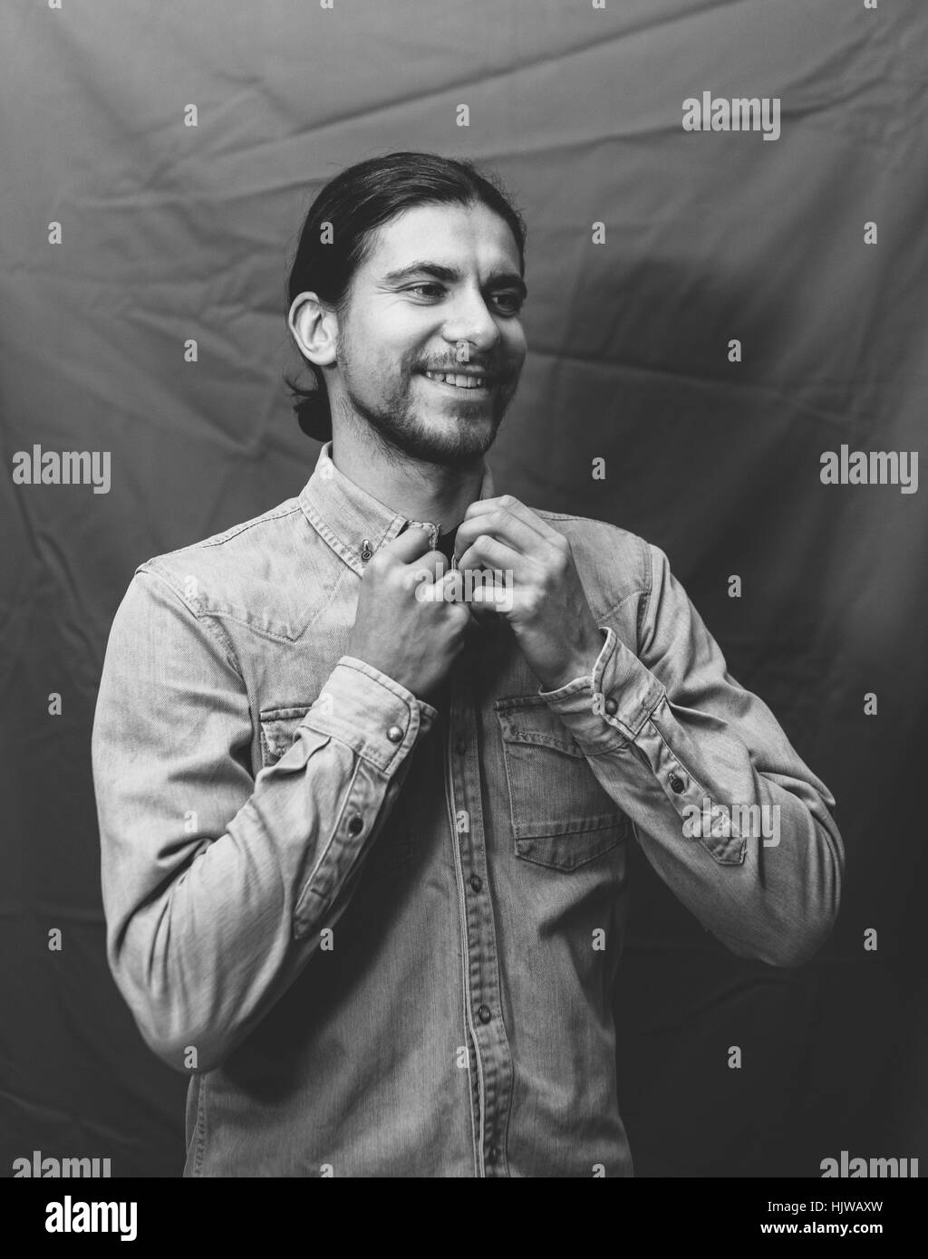 Porträt eines Mannes in Jeansjacke Stockfoto