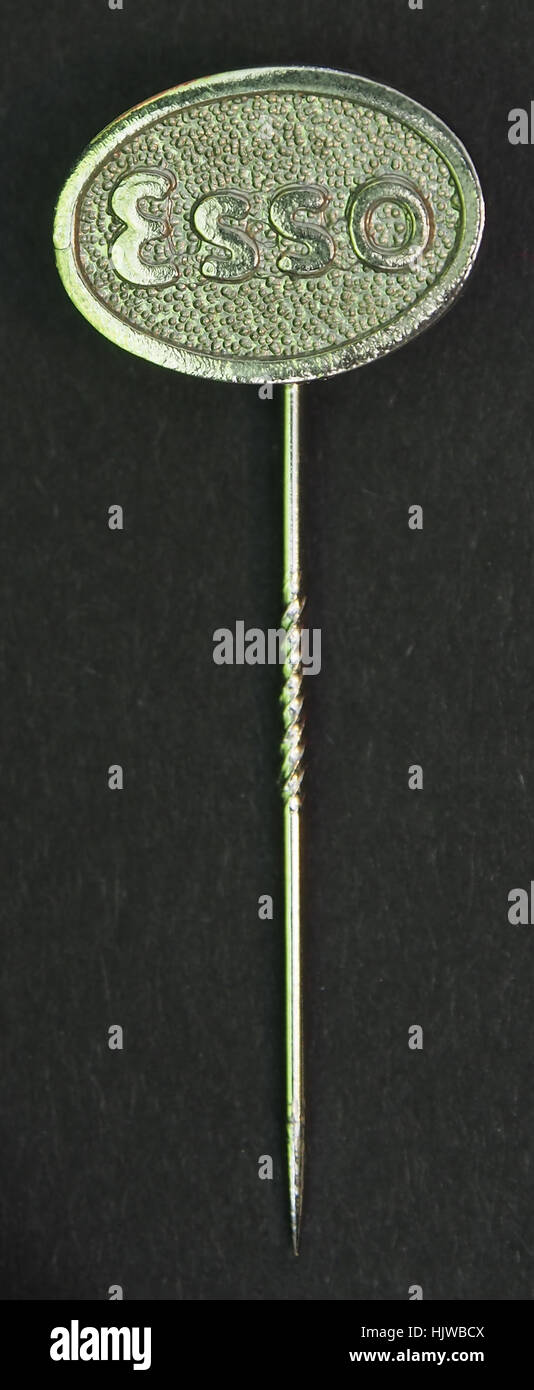 Die Esso-Werbeschneidnadel, ein Werbeartikel zum Sammeln, der für die Vermarktung von Esso Fuel Services entwickelt wurde. Diese Vintage-Emailnadel zeigt das Esso-Logo und Branding aus Marketingkampagnen Mitte des 20. Jahrhunderts. Stockfoto