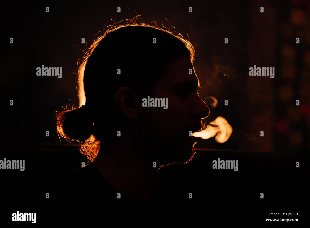 Männerkopf im Rauch Stockfoto