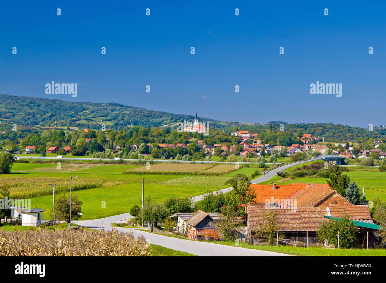 Dorf von Komin grüne Landschaft, Prigorje Region, Kroatien Stockfoto