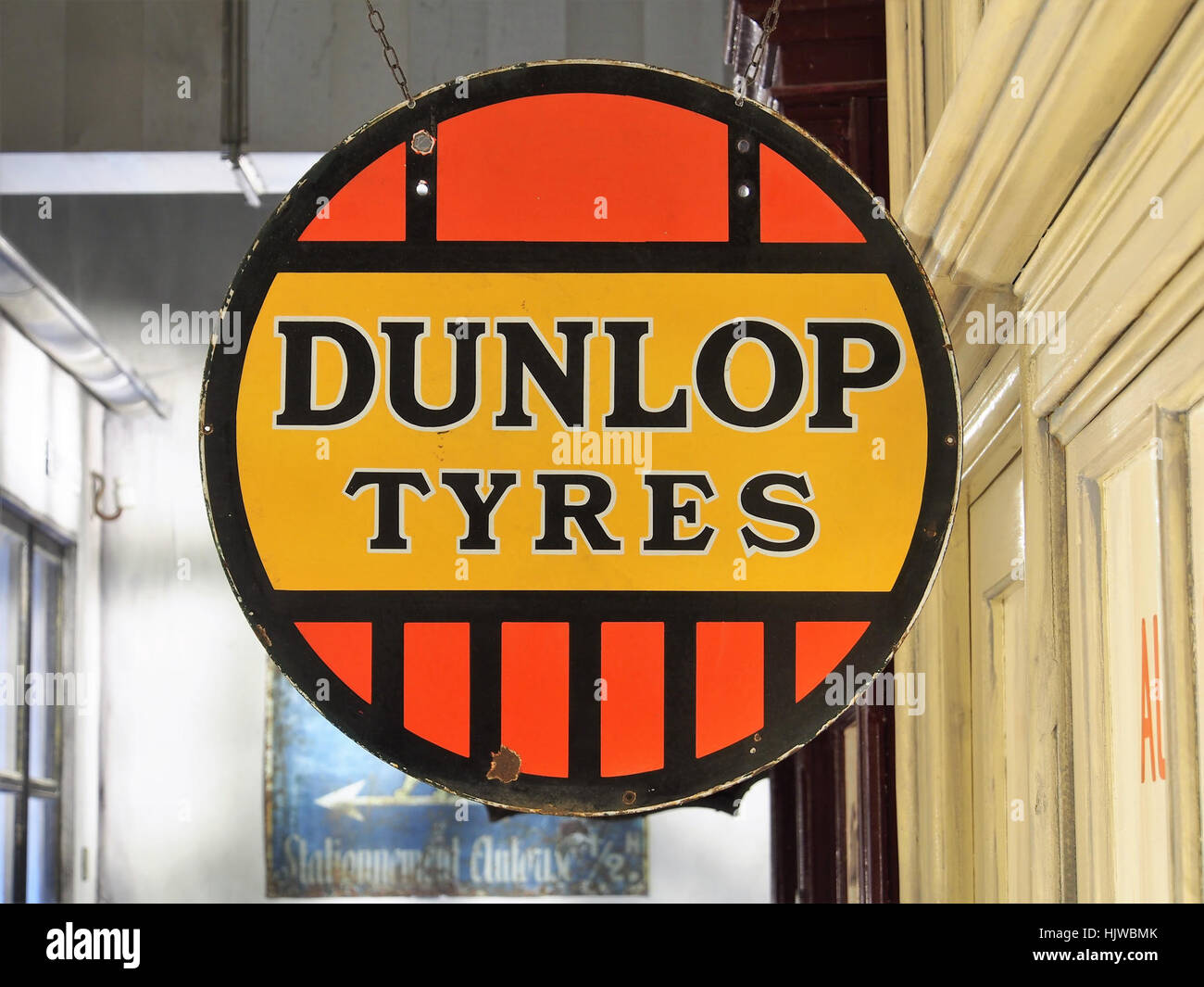 Das im de Louwman Museum ausgestellte Werbeschild Dunlop Tyres Emaille fördert den Einfluss der ikonischen Marke auf den Automobilverkehr im 20. Jahrhundert Stockfoto
