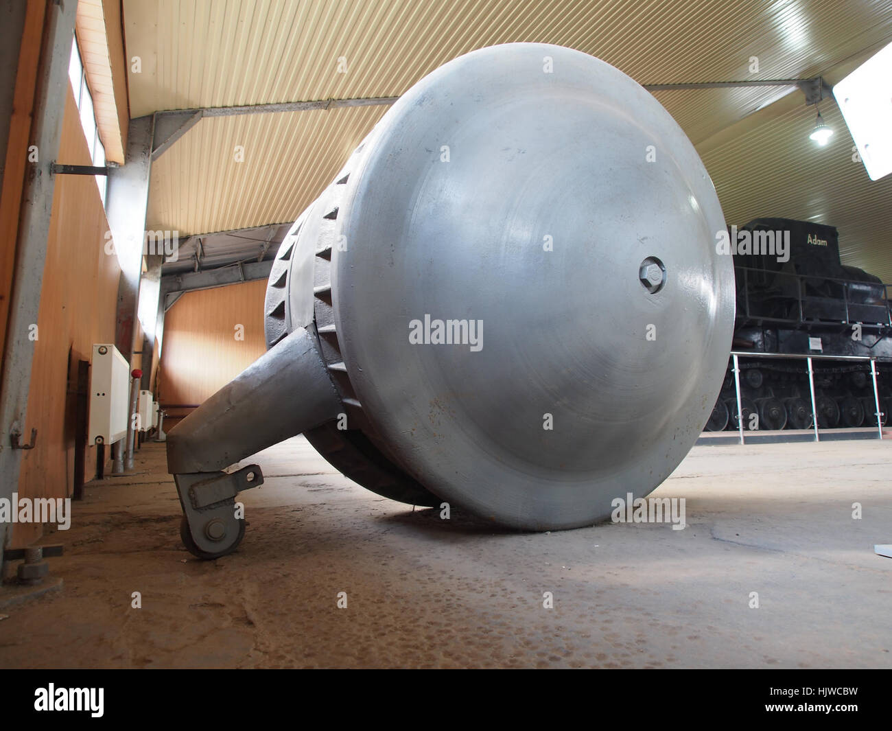 Der Kugelpanzer, ein einzigartiges und seltenes deutsches Panzerfahrzeug aus dem Zweiten Weltkrieg, ist bekannt für seine ungewöhnliche kugelförmige Form. Es ist eines der bizarrsten Entwürfe in der Militärfahrzeuggeschichte. Stockfoto