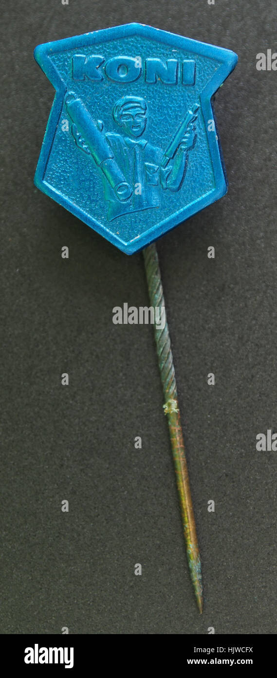 Der Koni speldje (Pin), ein Vintage-Werbeartikel des niederländischen Automobilaufhängungsherstellers Koni. Dieser Sammelbolzen wurde Mitte des 20. Jahrhunderts verwendet, um die leistungsstarken Stoßdämpfer und Aufhängungssysteme der Marke zu bewerben. Stockfoto