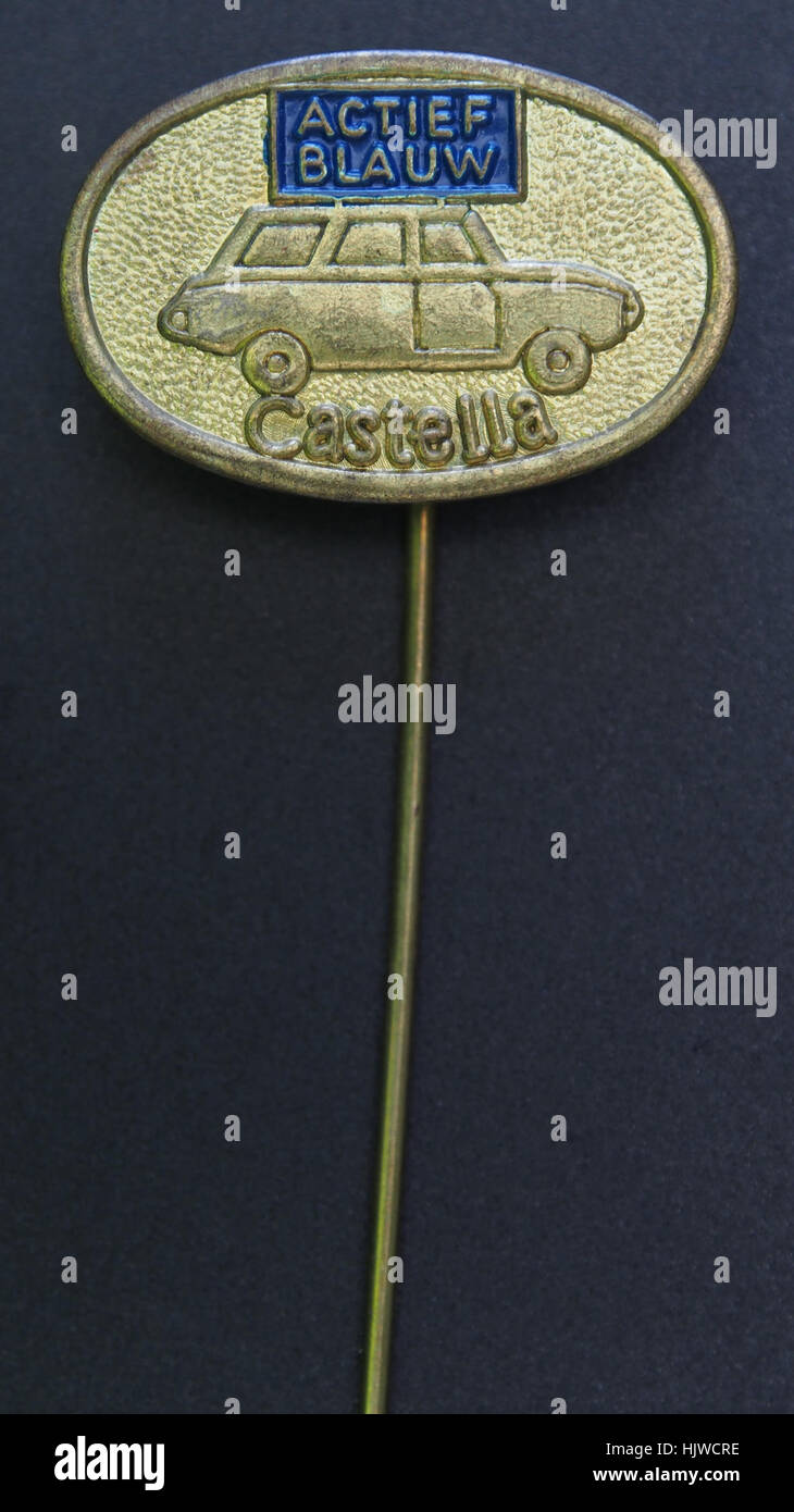Die Castella Actief blauw Werbenadel stellt eine Werbekampagne für Castella dar, eine Marke, die mit aktivem Leben oder Produkten in Verbindung steht. Diese Sammlernadel ist ein Stück Marketinggeschichte und spiegelt Trends in der Werbung für aktive Lebensstile wider. Stockfoto