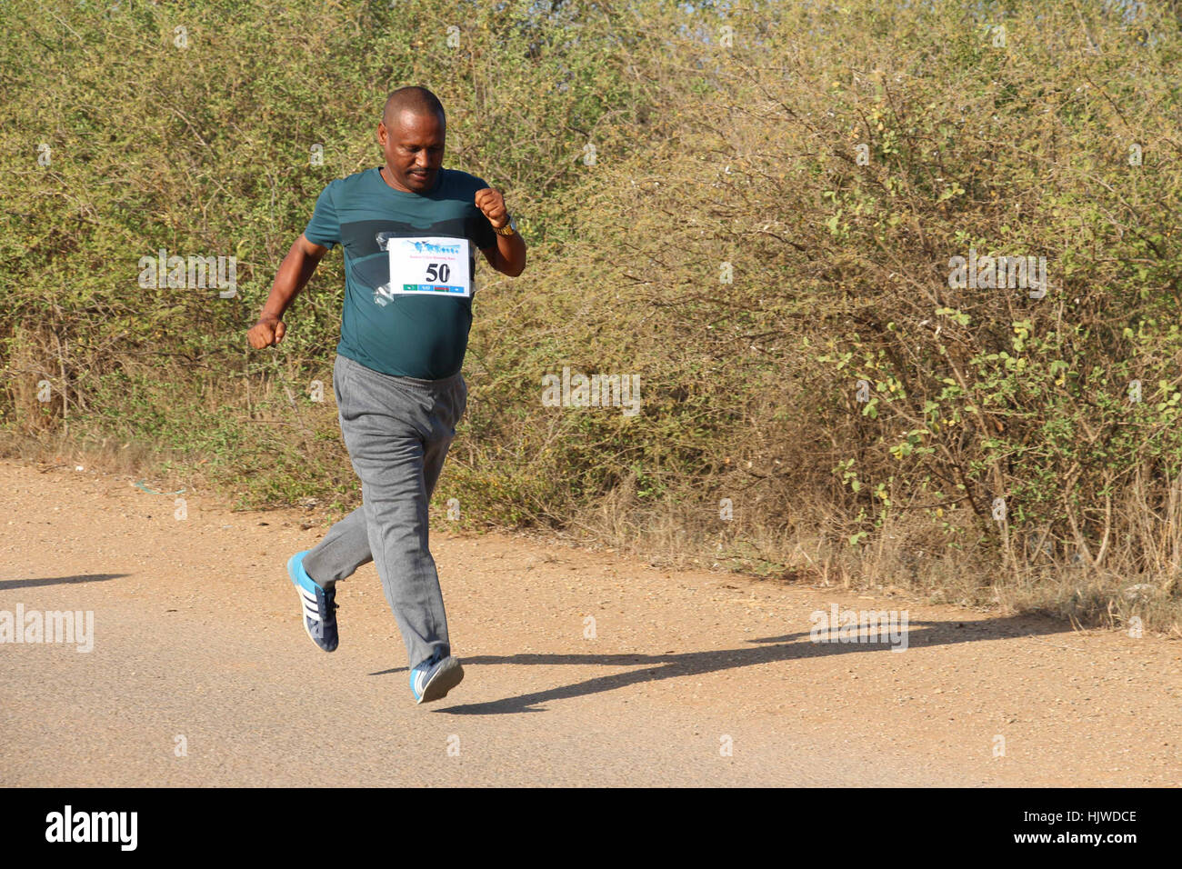 Sektor 3 Kommandant General Gabremeskel im Wettbewerb auf die 5,2 km lange Strecke veranstaltete durch die Vereinten Nationen Mine Action Service (UNMAS) in Baidoa am 16. Dezember 2016.  Die Veranstaltung lockte mehr als 200 Teilnehmer. . Stockfoto