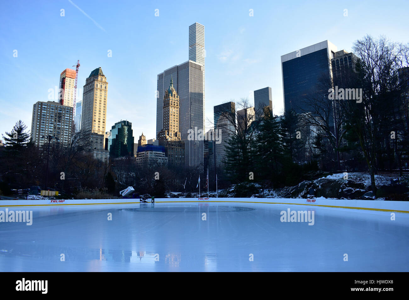 Ice Skating Rink im Central Park mit einer Ansicht von New York City, New York Stockfoto