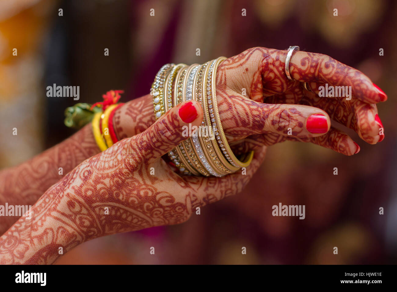 Händen der indischen Braut Hände gemalt mit Henna, Armreifen, Indien Stockfoto