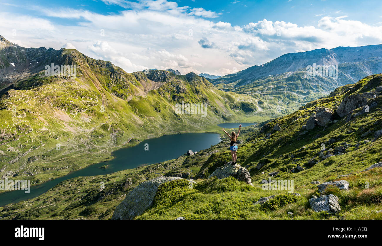 Wanderer, die Dehnung Arme in der Luft, Berge, tief Giglachsee, Rohrmoos-Obertal, Schladminger Tauern, Schladming, Steiermark, Österreich Stockfoto