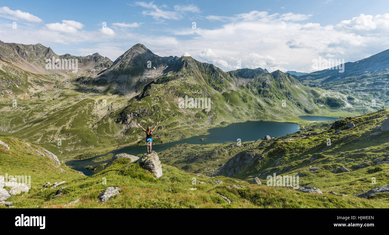 Wanderer, die Dehnung Arme in der Luft, Berge, tief Giglachsee, Rohrmoos-Obertal, Schladminger Tauern, Schladming, Steiermark, Österreich Stockfoto