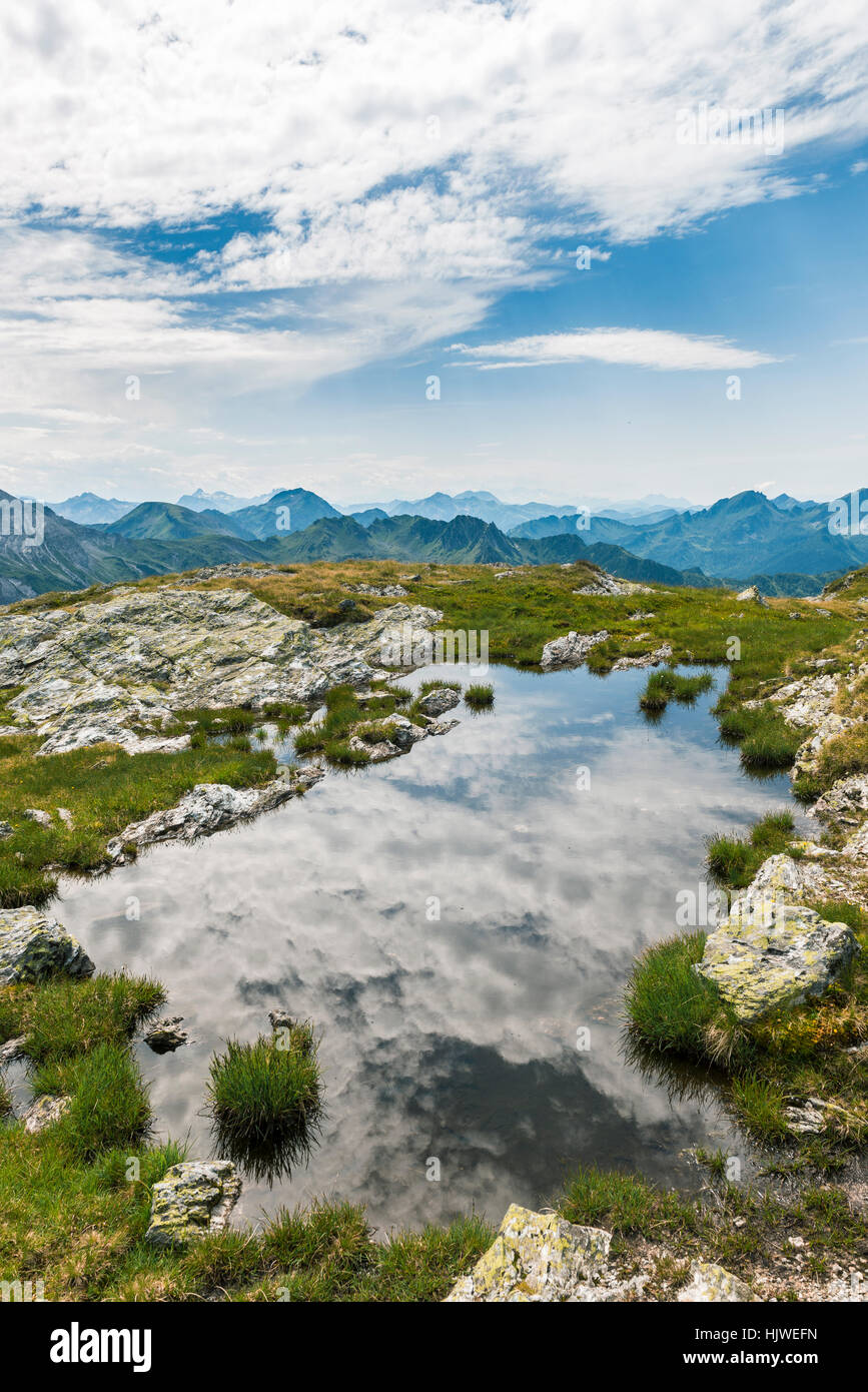 Kleiner Bergsee mit Alpenpanorama, Schladming Tauern, Schladming, Steiermark, Österreich Stockfoto