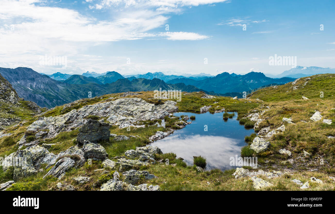 Kleiner Bergsee mit Alpenpanorama, Schladming Tauern, Schladming, Steiermark, Österreich Stockfoto