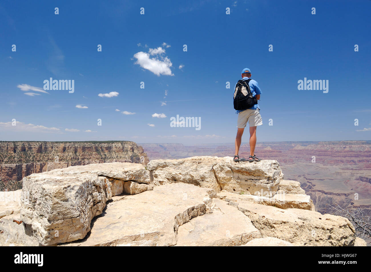 Mann am Abgrund, Rim Trail, South Rim, Grand Canyon National Park, Arizona, USA Stockfoto