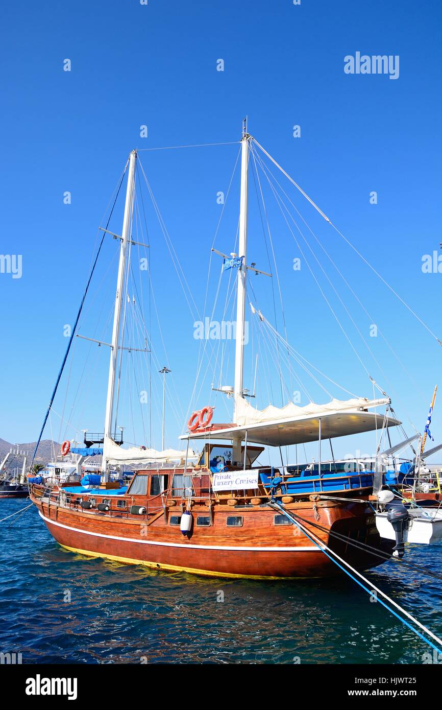 Große hölzerne Yacht im Hafen Agios Nikolaos, Kreta, Griechenland, Europa. Stockfoto