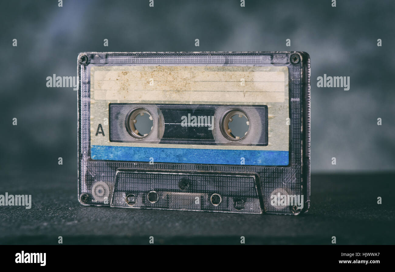 Nahaufnahme der alten Audiokassette auf dunklem Hintergrund Stockfoto