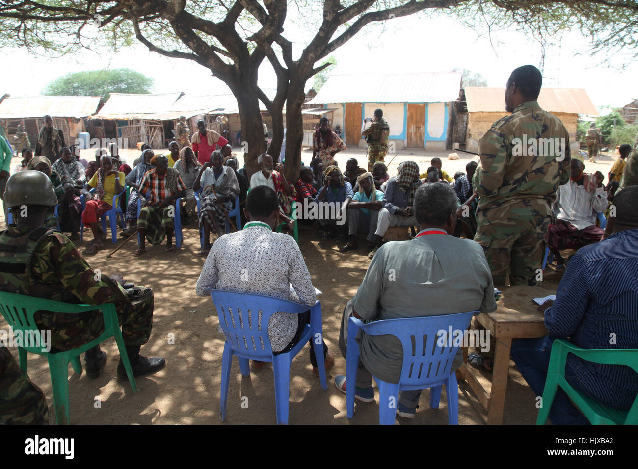 Mission der Afrikanischen Union in Somalia im Sektor sechs Kommandanten, Oberst Paul Njema sowie Mitglieder aus der Gruppe der Solidarität der Jubbaland, besuchen Sie die Stadt Abdalla Birolle in der Nähe von Kismayo, Somalia, am 13. Dezember 2016. Der Zweck des Besuchs war AMISOM Truppen in der Stadt zu besuchen, die im September dieses Jahres befreit wurde, sowie Beziehungen zu Mitgliedern der lokalen Gemeinschaft aufzubauen und identifizieren mögliche humanitäre Projekte im Bereich. Stockfoto