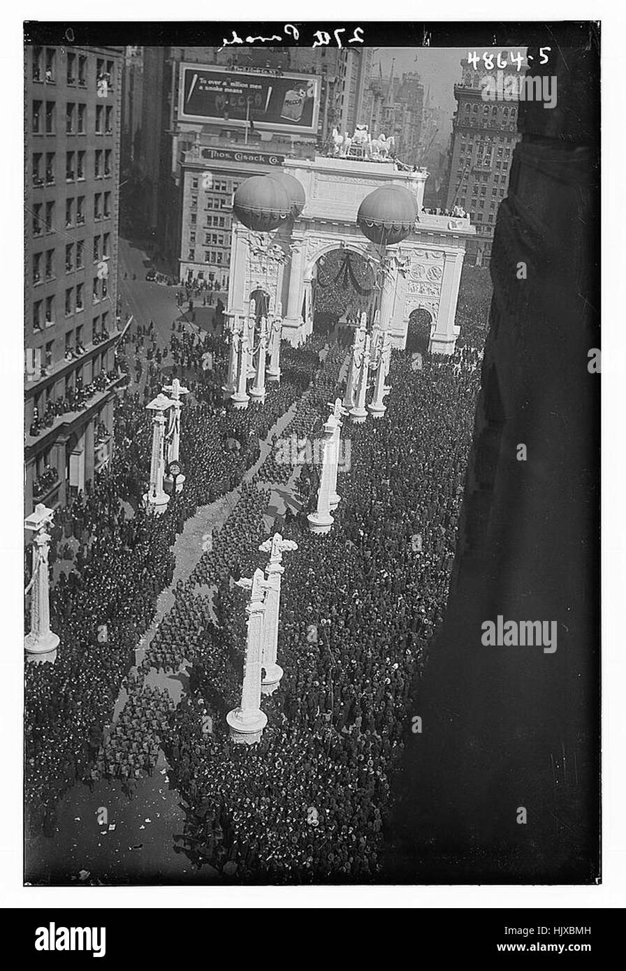 Ein Foto der 27. Parade, das einen wichtigen Moment einer historischen Prozession oder eines zeremoniellen Ereignisses feststellt Stockfoto