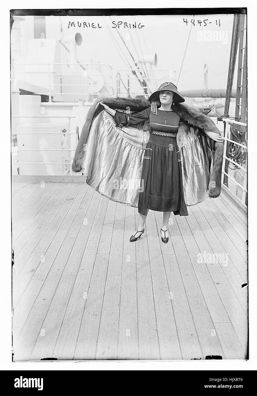 Ein Porträt von Muriel Spring, einer prominenten Persönlichkeit, die für ihre künstlerischen Beiträge bekannt ist und ihren Einfluss auf die Kulturgeschichte durch ihre Arbeit im frühen 20. Jahrhundert zeigt. Stockfoto