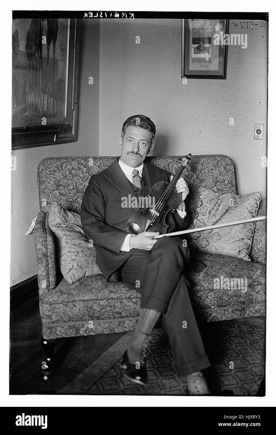 Ein Porträt oder eine Szene in Verbindung mit Kreisler, möglicherweise einem berühmten Musiker oder einer Persönlichkeit, die ihre Wirkung auf ihrem jeweiligen Gebiet zeigt. Stockfoto