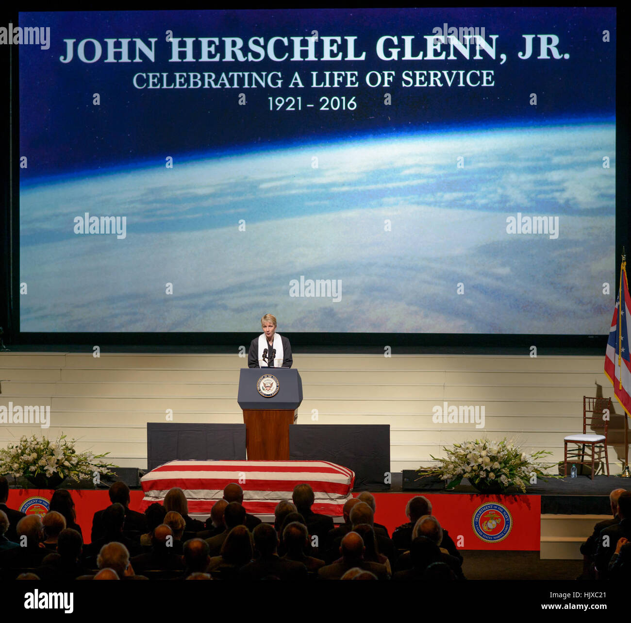 Pastor der breiten Straße presbyterianischen Kirche Amy Miracle begrüßt Familie, Freunde und Würdenträger während eines Gottesdienstes feiern das Leben ehemaliger Astronaut und US-Senator John Glenn, Samstag, 17. Dezember 2016 an der Ohio State University, Mershon Auditorium in Columbus. Stockfoto