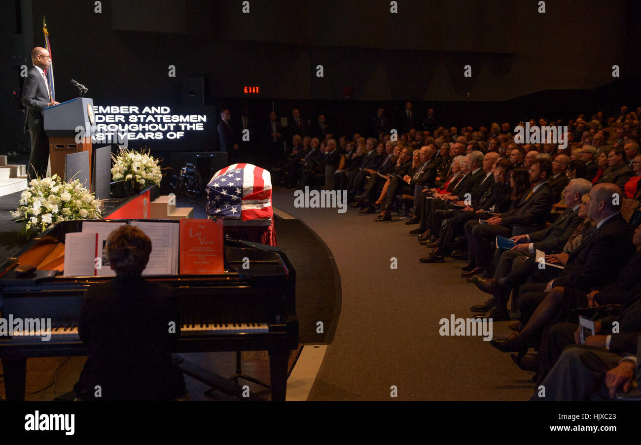 Präsident der The Ohio State University Michael Drake spricht während eines Gottesdienstes feiern das Leben ehemaliger Astronaut und US-Senator John Glenn, Samstag, 17. Dezember 2016 an der Ohio State University, Mershon Auditorium in Columbus. Stockfoto