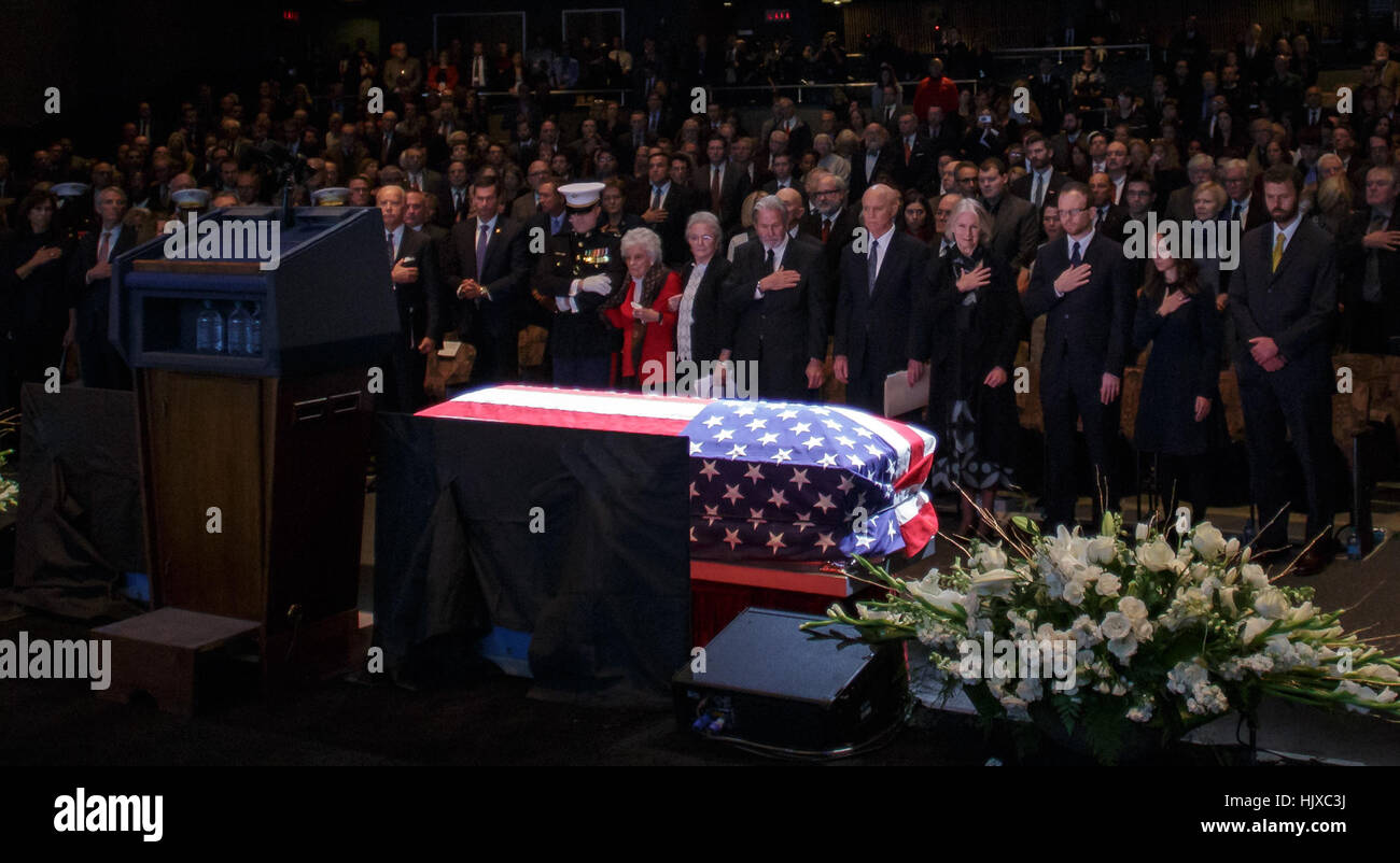 Familie, Freunde und Würdenträger zu feiern das Leben ehemaliger Astronaut und US-Senator John Glenn, Samstag, 17. Dezember 2016 an der Ohio State University, Mershon Auditorium in Columbus. Stockfoto