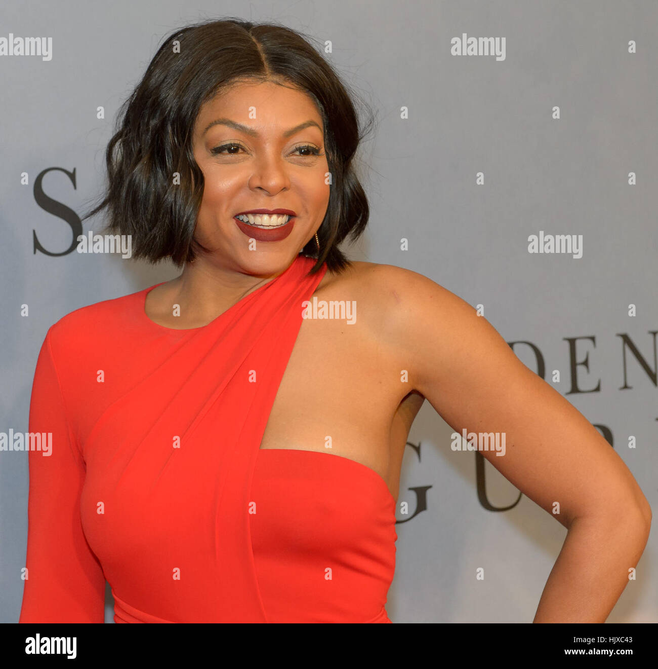 Die Schauspielerin Taraji P. Henson nimmt an der Premiere des Films „Hidden Figures“ Teil, der auf der wahren Geschichte afroamerikanischer Mathematikerinnen bei der NASA basiert, die an John Glenns Freundschaftsmission 1962 beteiligt waren. Stockfoto