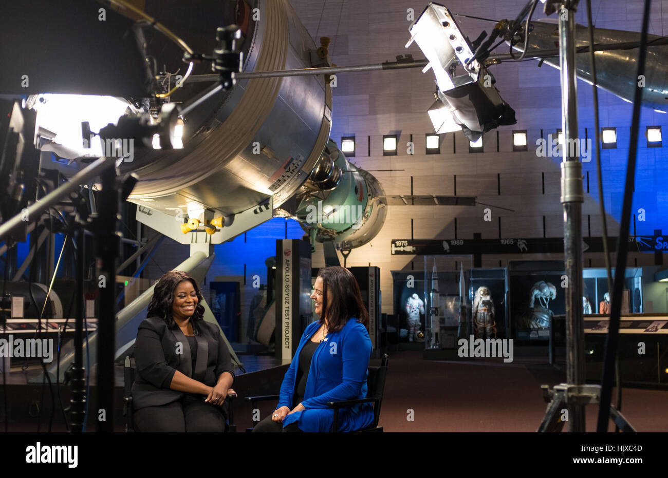 Die Schauspielerin Octavia Spencer spricht mit Andrea Razzaghi der NASA über den Film „Hidden Figures“, der die Beiträge afroamerikanischer Mathematikerinnen zu den frühen Weltraummissionen der NASA beleuchtet. Stockfoto