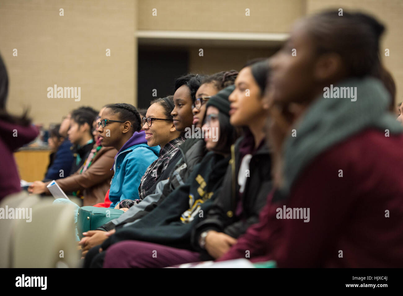 Bei einer Buchveranstaltung „Hidden Figures“ erfahren Studenten in Washington, DC, mehr über Katherine Johnson, Dorothy Vaughan und Mary Jackson, die wichtige Beiträge zu den frühen Raumfahrtmissionen der NASA waren. Die Veranstaltung feiert ihre wichtige Rolle in John Glenns Mission 1962. Stockfoto