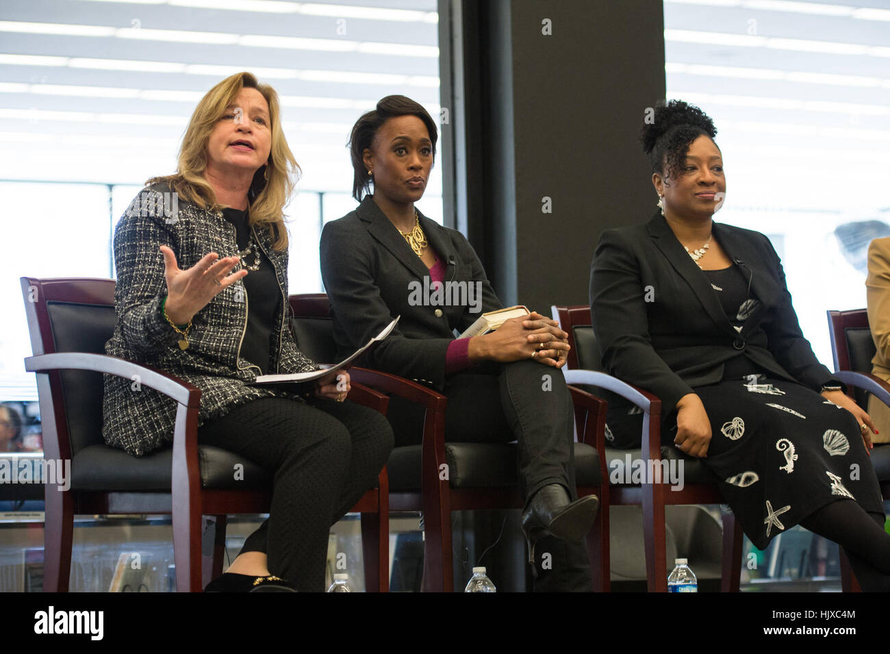 Die Chefwissenschaftlerin der NASA, Dr. Ellen Stofan, moderierte eine Podiumsdiskussion bei einer Veranstaltung mit versteckten Figuren im Martin Luther King Jr. Memorial Library in Washington, in der die Beiträge afroamerikanischer Frauen zur Weltraumforschung gefeiert werden. Stockfoto