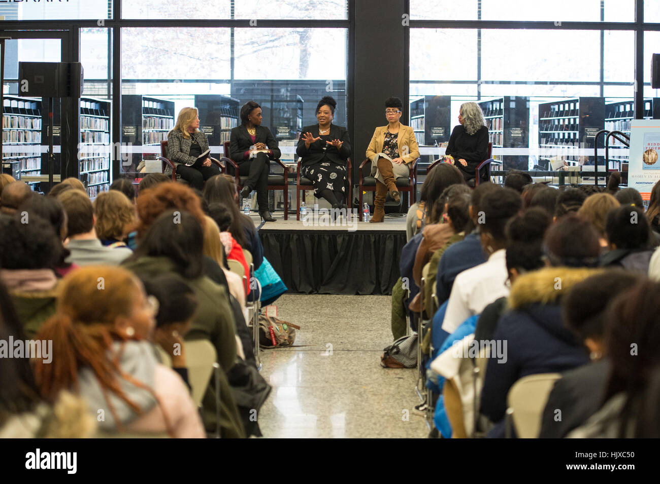 Dr. Christyl Johnson der NASA nahm zusammen mit Diskussionsteilnehmern an einer Veranstaltung „Hidden Figures“ im Martin Luther King Jr. Teil Memorial Library in Washington, in der die Beiträge afroamerikanischer Frauen in der Weltraumwissenschaft und die Auswirkungen des Buches hervorgehoben werden. Stockfoto
