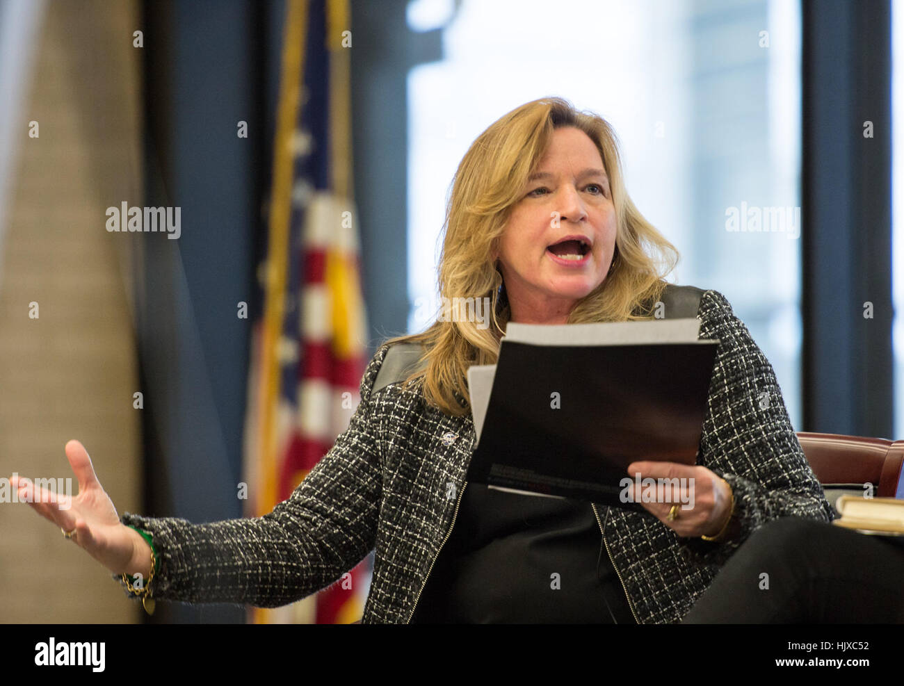 NASA-Chefwissenschaftler, Dr. Ellen Stofan, moderiert ein Panel auf eine "Versteckte Figuren" Buch-Veranstaltung mit dem Autor Margot Lee Shetterly; Christyl Johnson, NASA moderne Figur, Goddard Space Flight Center; Knatokie Ford, senior Policy Advisor, White House Office der Wissenschafts- und Technologiepolitik; und Mimi Valdes, executive Producer von versteckten Zahlen, Mittwoch, 14. Dezember 2016 an Martin Luther King Jr. Memorial Library in Washington. Der Film basiert auf dem Buch Chroniken die Leben von Katherine Johnson, Dorothy Vaughan und Mary Jackson--afro-amerikanische Frauen, die bei der NASA als "menschliche Computer arbeiten Stockfoto