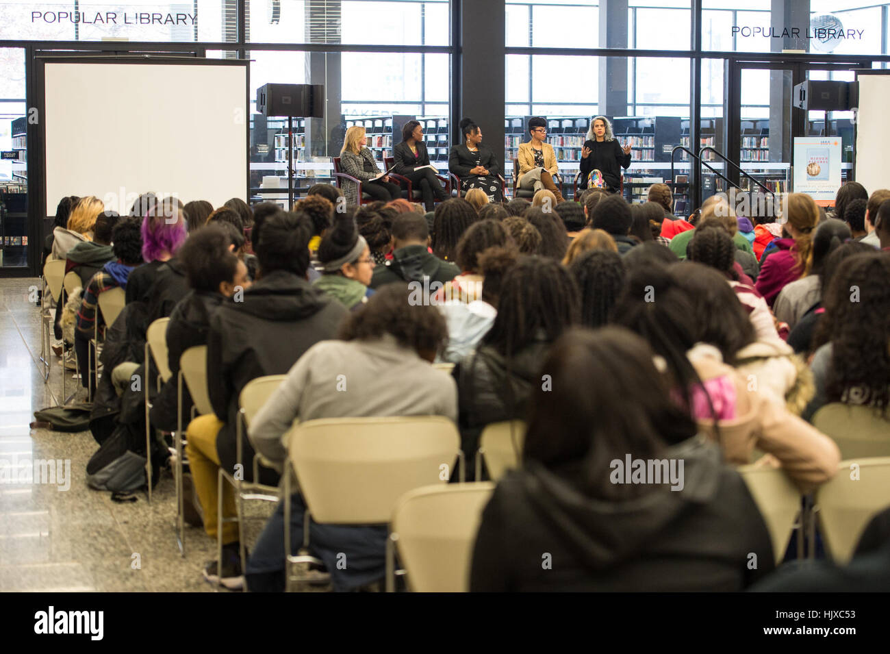 Mimi Valdes, Dr. Ellen Stofan, Margot Lee Shetterly, Christyl Johnson und Knatokie Ford diskutieren die Auswirkungen des Buches und Films „Hidden Figures“ auf einer Veranstaltung in Washington, D.C. Das Buch beschreibt die Beiträge afroamerikanischer Frauen bei den Raumfahrtmissionen der NASA. Stockfoto