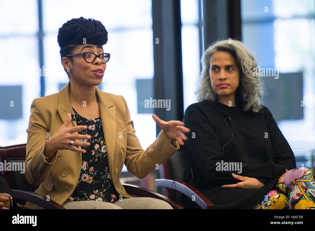 Knatokie Ford, Dr. Ellen Stofan, Margot Lee Shetterly, Christyl Johnson und Mimi Valdes nahmen an einer Podiumsdiskussion über das Buch und den Film „Hidden Figures“ Teil, bei dem es um die Beiträge afroamerikanischer Frauen zur NASA und zum Raumfahrtprogramm ging. Stockfoto