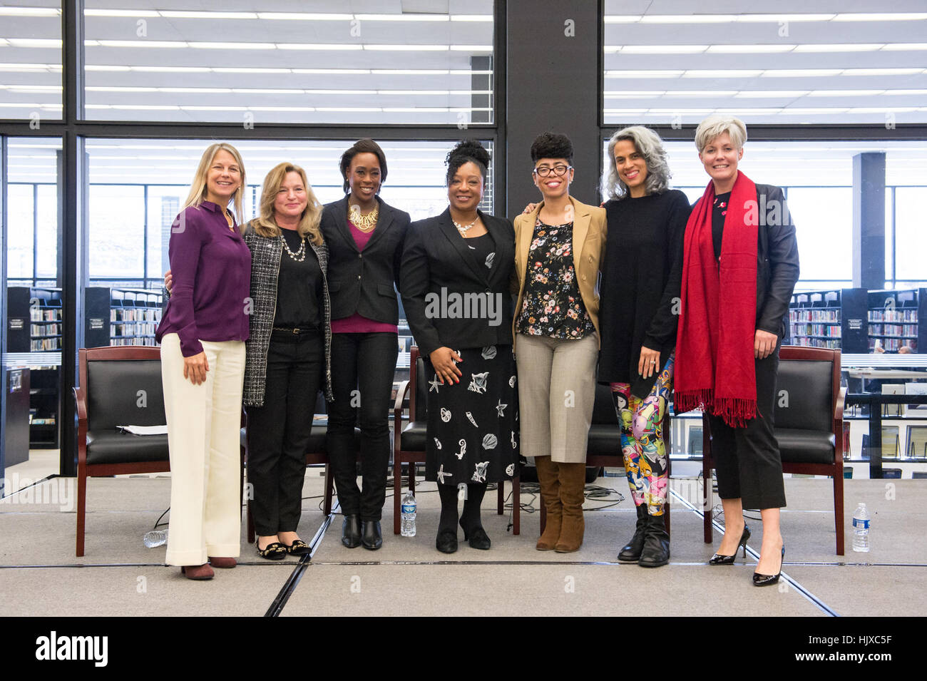 Von links nach rechts: NASA stellvertretender Administrator Dava Newman; Dr. Ellen Stofan, NASA-Chefwissenschaftler; "Versteckte Figuren" Autor Margot Lee Shetterly; Christyl Johnson, NASA moderne Figur, Goddard Space Flight Center; Knatokie Ford, senior Policy Advisor, White House Office der Wissenschafts- und Technologiepolitik; Posieren Sie Mimi Valdes, ausführender Produzent "Versteckt Zahlen" und Amy Hopkins, Frauen In Luft-und Raumfahrt, für ein Foto nach einer "Versteckten Zahlen" Buch Veranstaltung, Mittwoch, 14. Dezember 2016 an Martin Luther King Jr. Memorial Library in Washington. Der Film basiert auf dem Buch Chronik Stockfoto