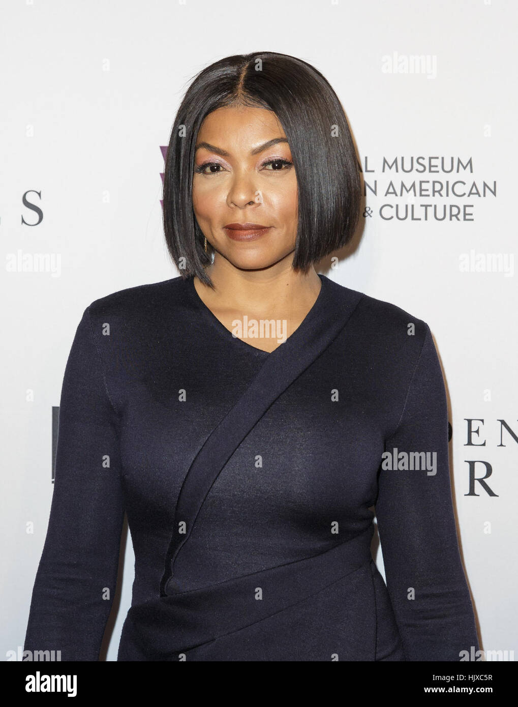 Die Schauspielerin Taraji P. Henson nimmt an der Vorführung von „Hidden Figures“ im Smithsonian’s National Museum of African American History and Culture Teil, einem Film, der auf der wahren Geschichte afroamerikanischer Frauen bei der NASA basiert, die eine Schlüsselrolle beim Erfolg von John Glenns Raumfahrt spielten. Stockfoto