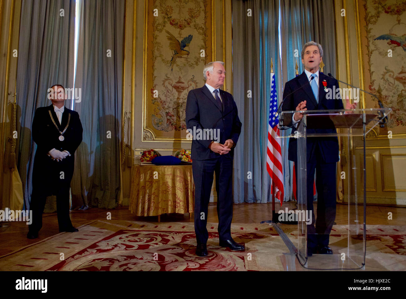 US-Außenminister John Kerry liefert seinen Dank, nachdem der französische Außenminister Jean-Marc Ayrault ihm die Großoffizier der Ehrenlegion, die zweit-höchste Ebene des französischen Award, während einer Zeremonie am 10. Dezember 2016, des Quai d ' Orsay - des französischen Außenministeriums - in Paris, Frankreich verlieh. Stockfoto
