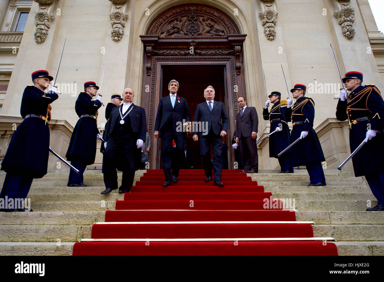US-Außenminister John Kerry und der französische Außenminister Jean-Marc Ayrault verlassen des Quai d ' Orsay - des französischen Außenministeriums - in Paris, Frankreich, nach Ayrault Sekretär im Rahmen einer Feierstunde am 10. Dezember 2016 Großoffizier der Ehrenlegion, die zweit-höchste Ebene des französischen Award, ausgezeichnet. Stockfoto